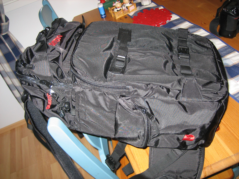Burton zoom pack 2.jpg - Reppu on 28 litraiseksi hyvän kokoinen, tarkoitan suuruus mielessa. Reppuun saa hyvin kiinni jalustat, sukset/laudan yms. Kuva: ixus.